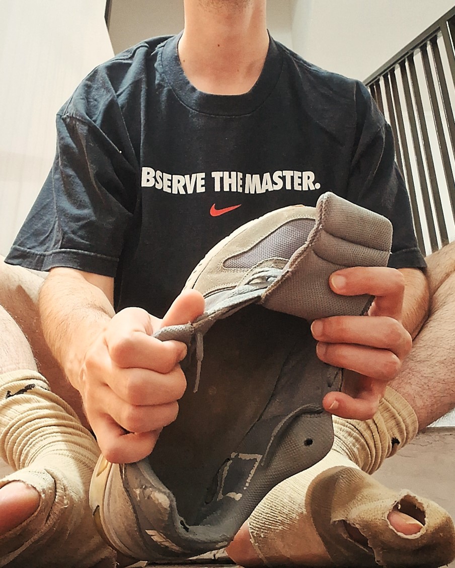 Sniff, sniff!😏👟🧦👣🐷
#stinkysneaker #smellysneaker #sweatysneaker #dirtysneaker #sniffmysneaker #sneakerfetish #nikefetish #stinkysocks #smellysocks #sweatysocks #dirtysocks #sniffmysocks #sockfetish #chule #chulezao #chuledemacho