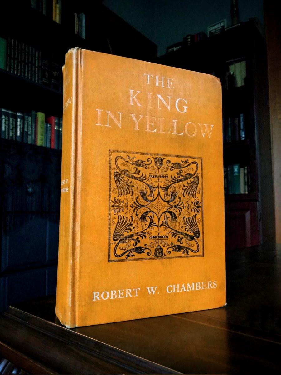 Weird_Friction's tweet photo. The King in Yellow by Robert W. Chambers, published by Harper and Brothers in 1902.
This is the first illustrated edition of Chambers' infamous collection of eerie short stories centered around a mysterious play that drives its readers to irredeemable madness.
1/3 https://t.co/pyvzBJDBaw