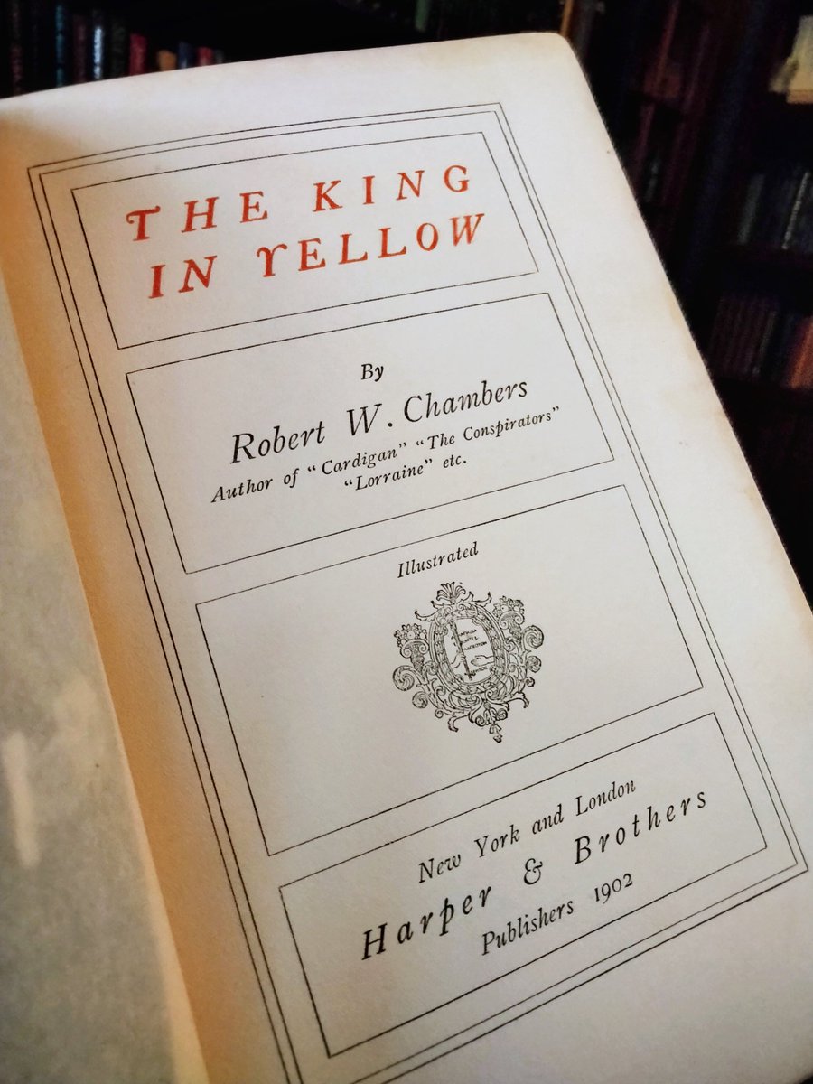 Weird_Friction's tweet photo. The King in Yellow by Robert W. Chambers, published by Harper and Brothers in 1902.
This is the first illustrated edition of Chambers' infamous collection of eerie short stories centered around a mysterious play that drives its readers to irredeemable madness.
1/3 https://t.co/pyvzBJDBaw