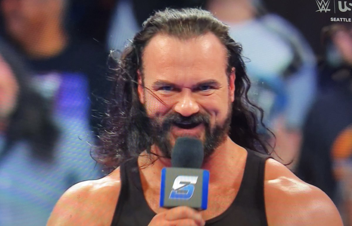 DMBrokendreams's tweet photo. Drew looks so good on Smackdown tonight!! 😍😍😭😭 https://t.co/TBxbcH4333