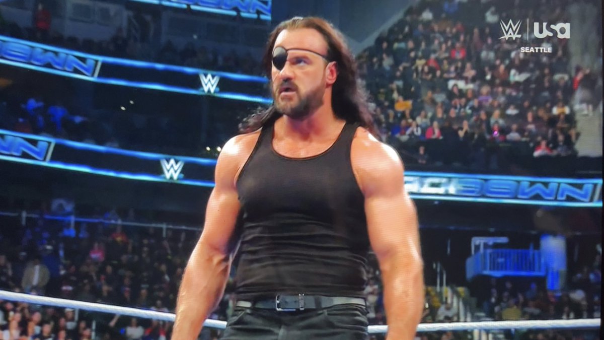 DMBrokendreams's tweet photo. Drew looks so good on Smackdown tonight!! 😍😍😭😭 https://t.co/TBxbcH4333