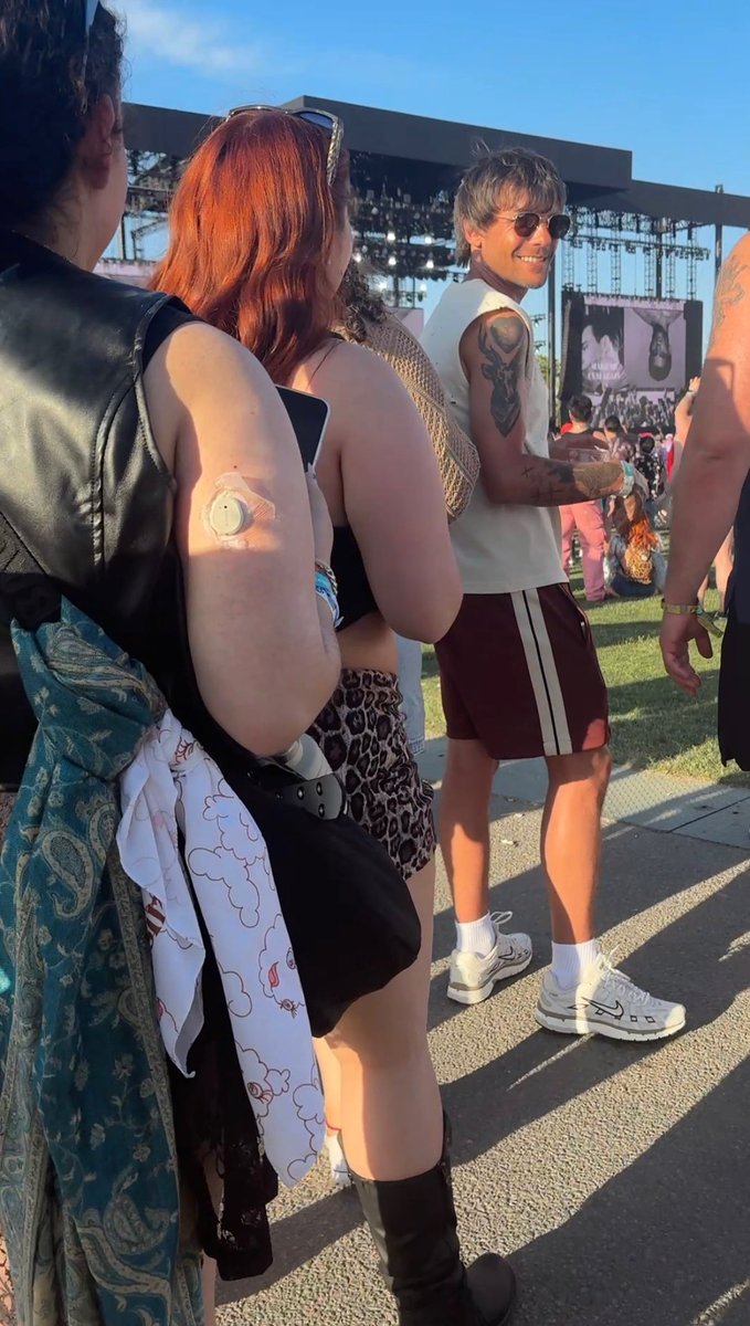 PopCrave's tweet photo. Louis Tomlinson spotted at Coachella today. https://t.co/Ja2tMoOKMu
