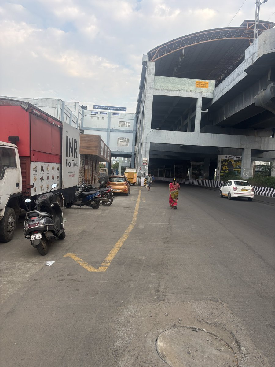 one8KR's tweet photo. This toilet opened 2 weeks ago back why still not opened for public 

Puzhuthivakkam road railway station near  @chennaicorp  @CMOTamilnadu @UpdatesChennai https://t.co/pa1pi0ar2r
