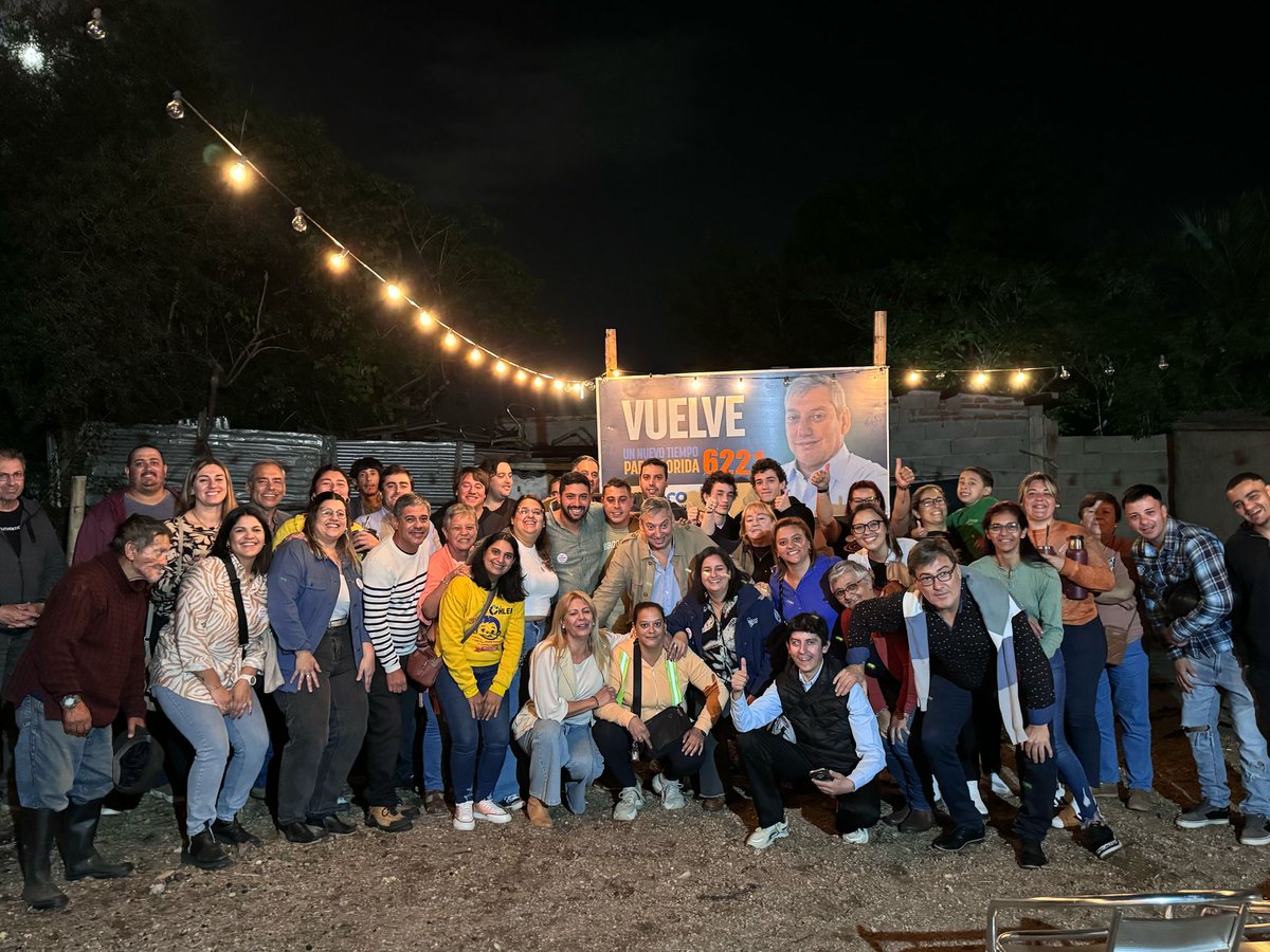 Qué linda reunión barrial. Gracias <a href="/PajaroEnciso/">Carlos Enciso Christiansen</a>
Y gracias a cada una de las personas que se va sumando a este gran proyecto. Con la convicción de que PÁJARO VUELVE con la listita NARANJA 🍊