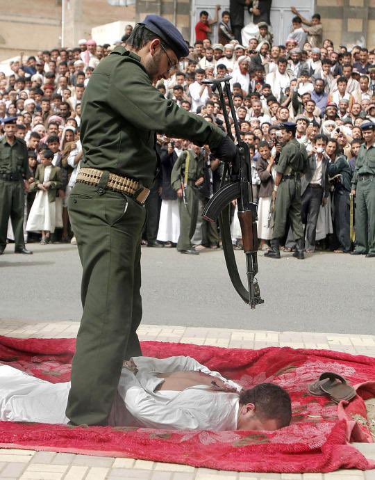 ThrillaRilla369's tweet image. Disturbing photographs of people before their execution ~ A Thread🧵
1. Public execution of a child molester in Yemen 🇾🇪