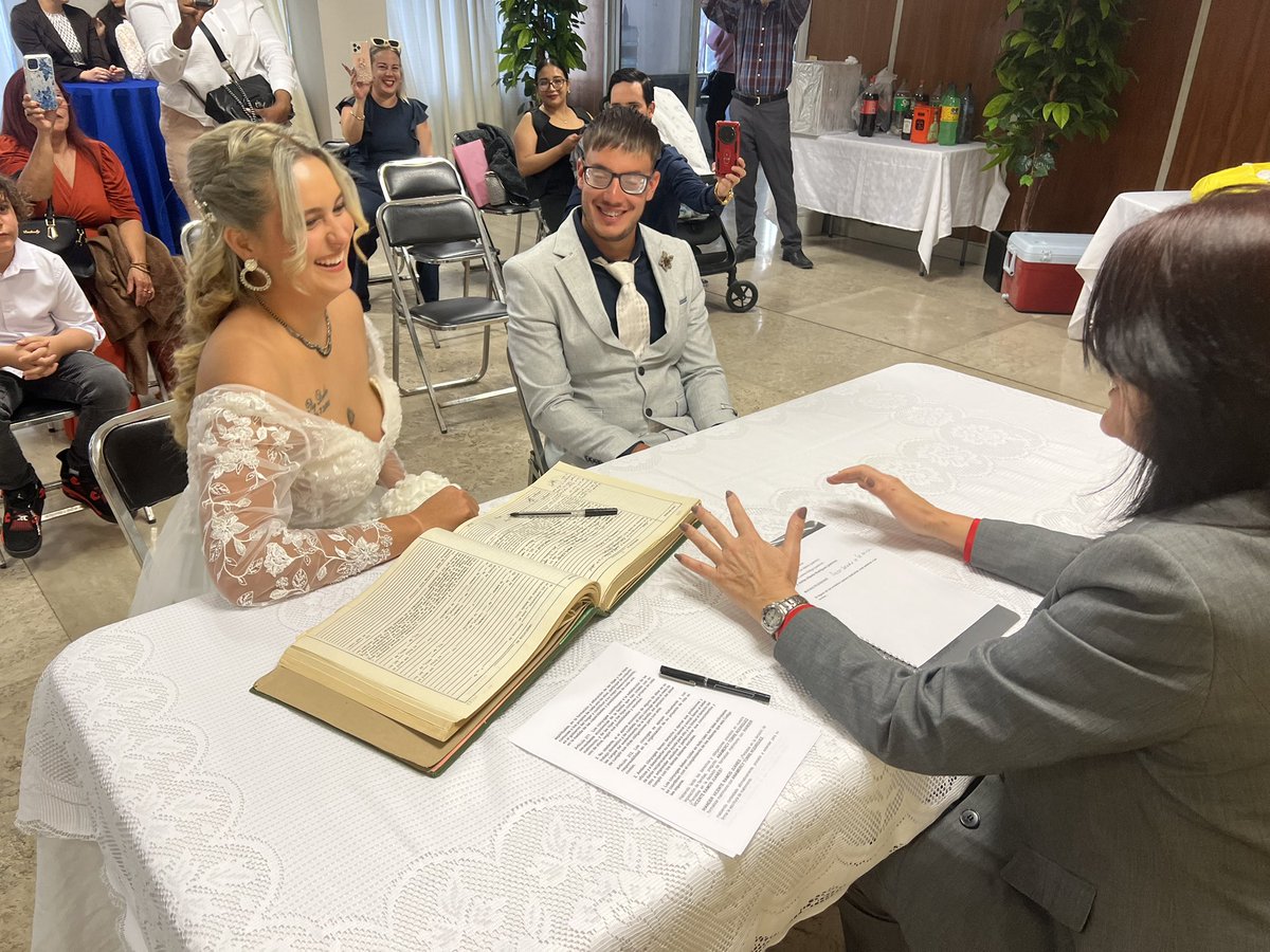 ConsulCubaMex's tweet photo. Para nuestro consulado es un día especial. Realizamos nuestra primera ceremonia y fuimos testigos de la unión en matrimonio entre 2 jóvenes cubanos🇨🇺 residentes en México🇲🇽 que decidieron compartir este emotivo paso en sus vidas  en nuestra @EmbaCuMex. 👰🏼‍♀️❤️🤵🏼 https://t.co/kTinYg5Riv