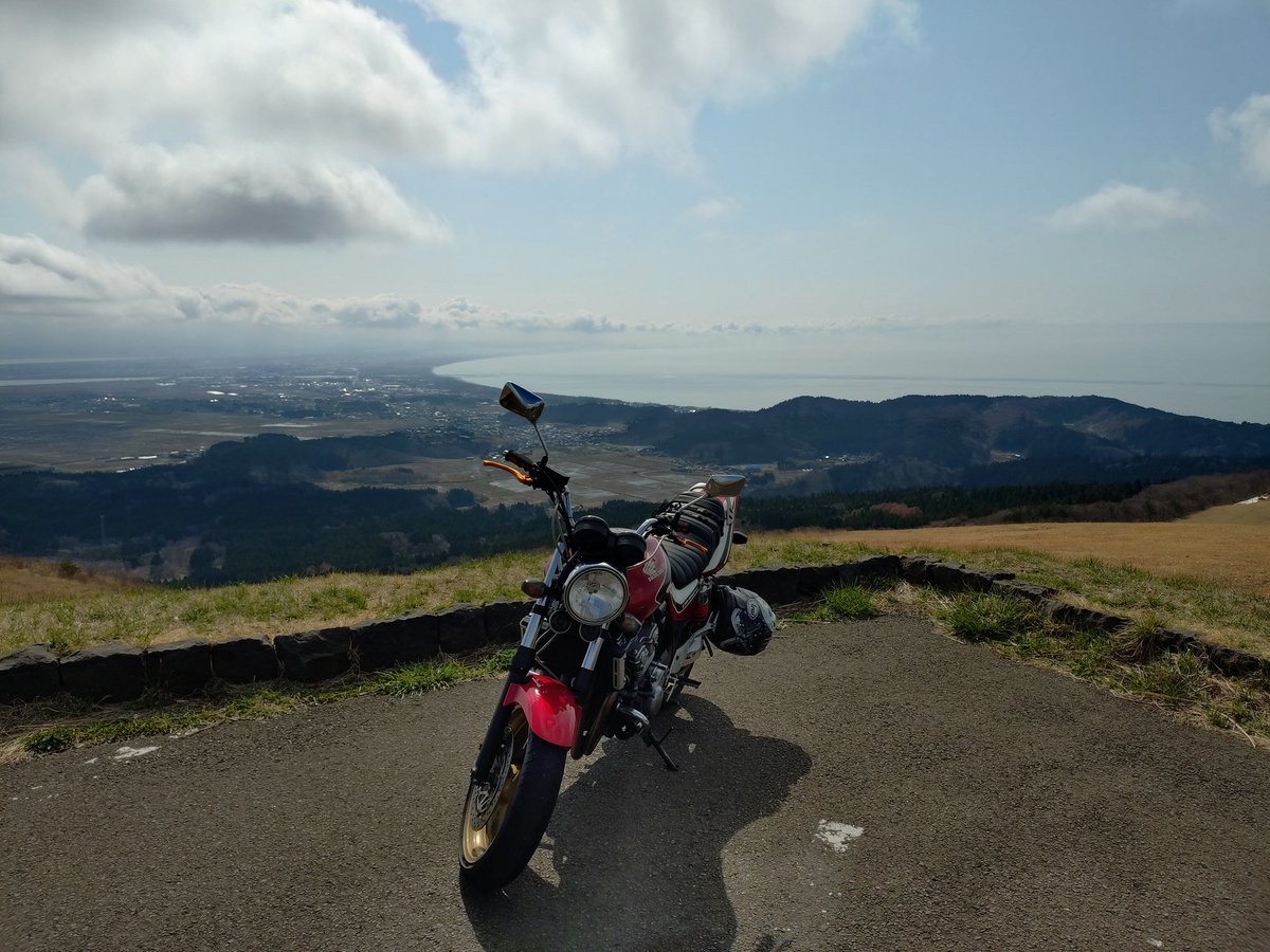 TOMMY01032's tweet photo. 今日はバイクの車検なのでその前に男鹿を一周☺️
天気も良く暖かくすっかり春です✨

＃cb400sf
＃HONDA
＃寒風山
#入道崎 https://t.co/6XuC99cLDj