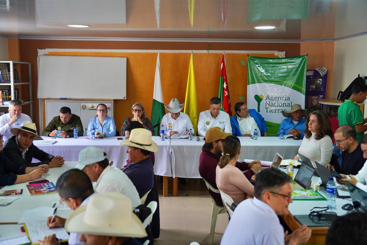 tatianaroaa's tweet photo. Seguimos en #Guaca, Santander, atendiendo los compromisos adquiridos en el paro campesino paramero de octubre de 2024
@MinAgricultura @MinAmbienteCo @UPRAColombia @igacColombia @AgenciaTierras trabajamos juntos para conciliar #justiciaambiental y #derechoscampesinos https://t.co/5yAcqQIRLN