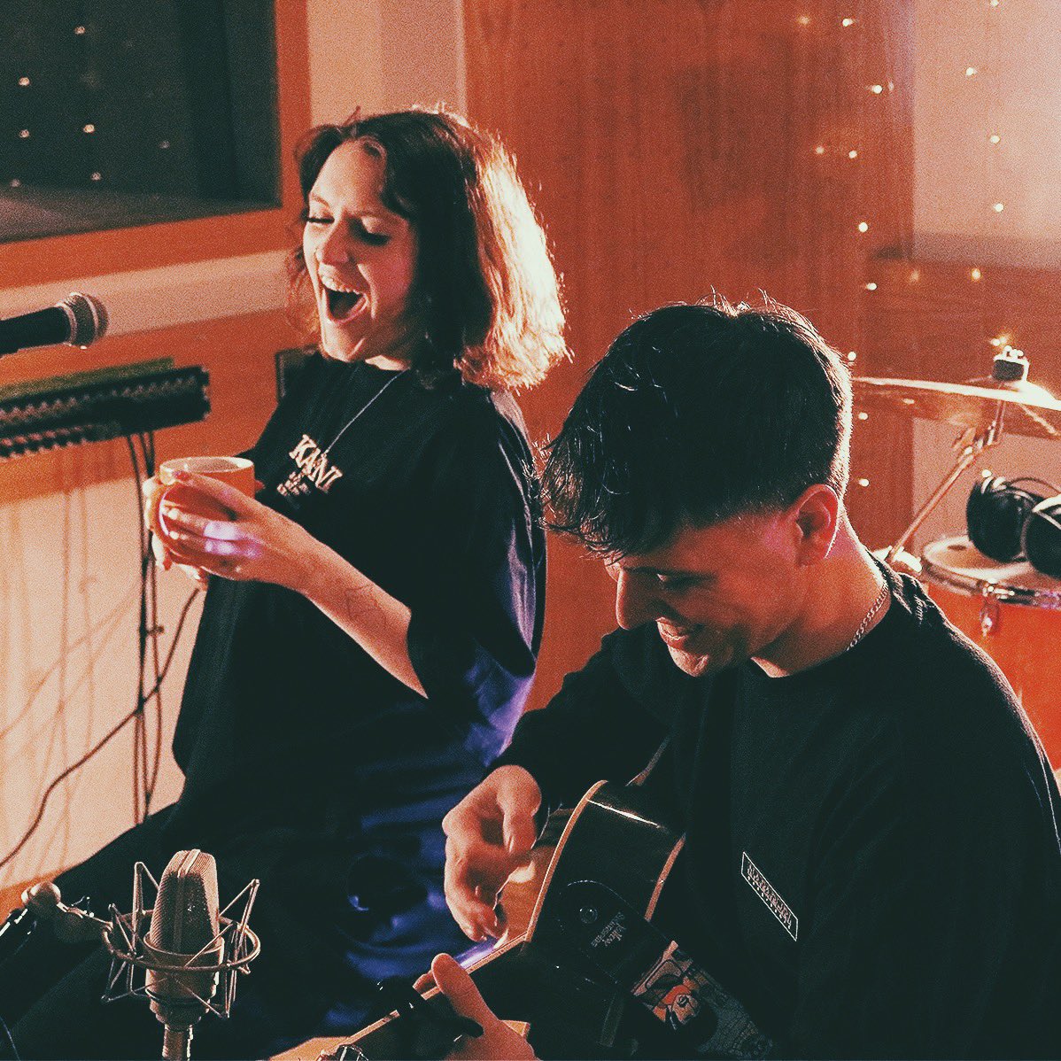 massive cheers to @ameritzmusicltd for reaching out to us and inviting us into the studio today to record a live-acoustic version of one our most popular tracks, passenger princess ⛐

From 1pm tomorrow the vlog following our performance and antics will be available everywhere!