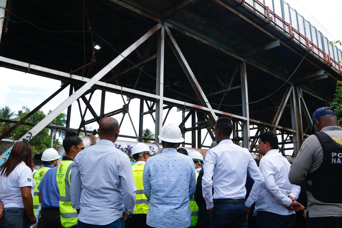Autoridades del Ayuntamiento de Santo Domingo Este realizaron una inspección técnica en el puente Francisco del Rosario Sánchez, con el propósito de evaluar su estado actual y coordinar acciones que garanticen la seguridad de los ciudadanos.

#SDE #PuenteDeLa17