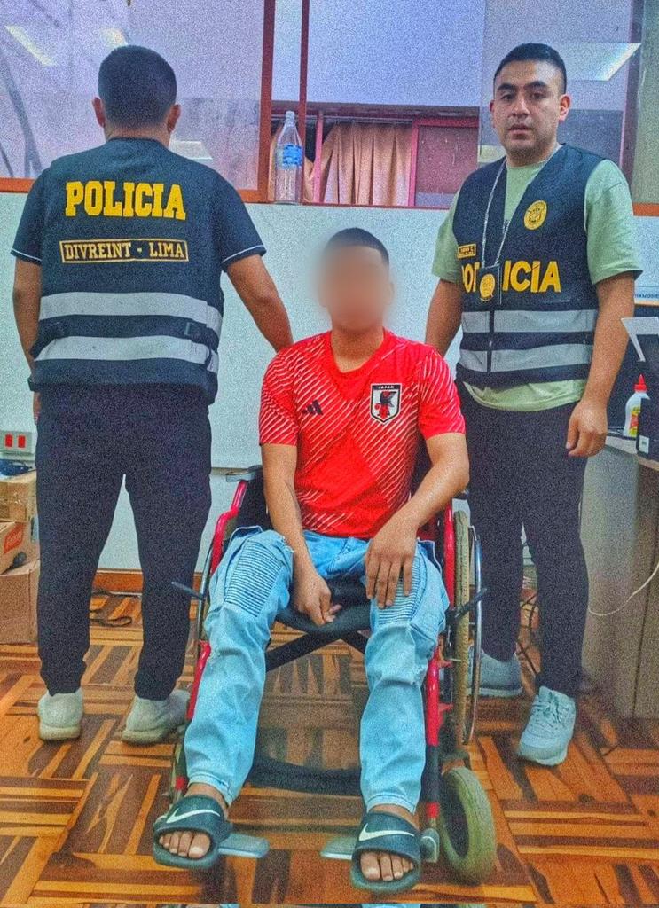 LimaRegion's tweet photo. 🚨CAPTURA DE SICARIO!
#Breña l Agentes de #PoliciaPeru capturaron a alias Perro Flaco, quien cuenta con Requisitoria vigente por Homicidio Calificado. Integrante de la banda delictiva "Los Sicarios de Independencia". Continúan investigaciones en Depincri Breña.
#Divreint
#Terna https://t.co/nYHugGohUb