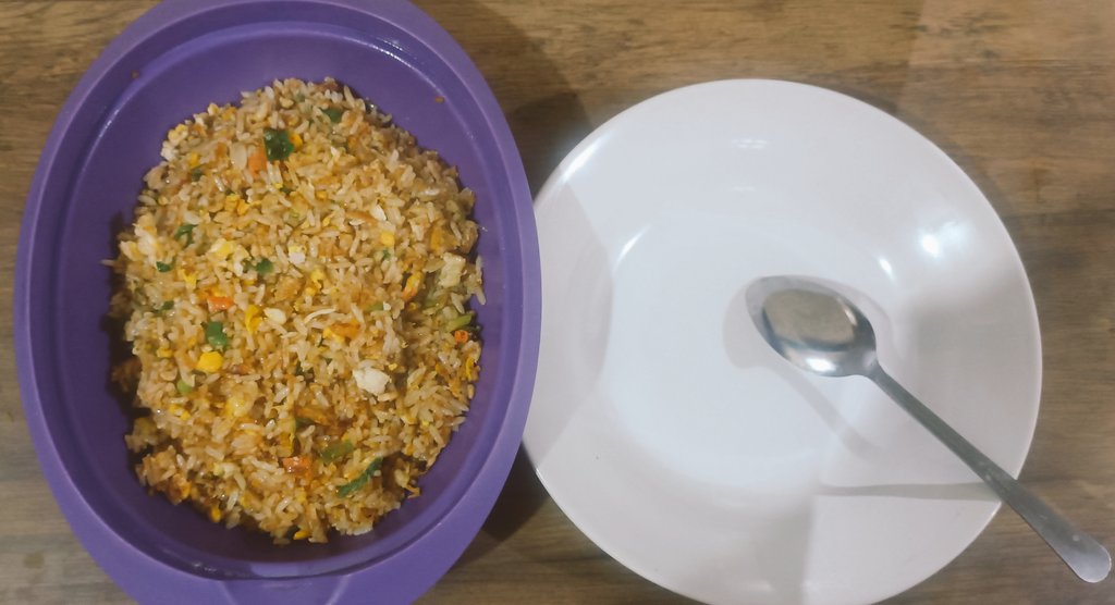 oeeka's tweet photo. Request anak lanang, nasi goreng ala ibun 🤣 emang ya gais jd emak2 emang kudu masak sih bisa ga bs ya belajar 🤣 biar dikangenin sm anak nanti kl ud ngerantau 🥲 https://t.co/xfTtXipGTk