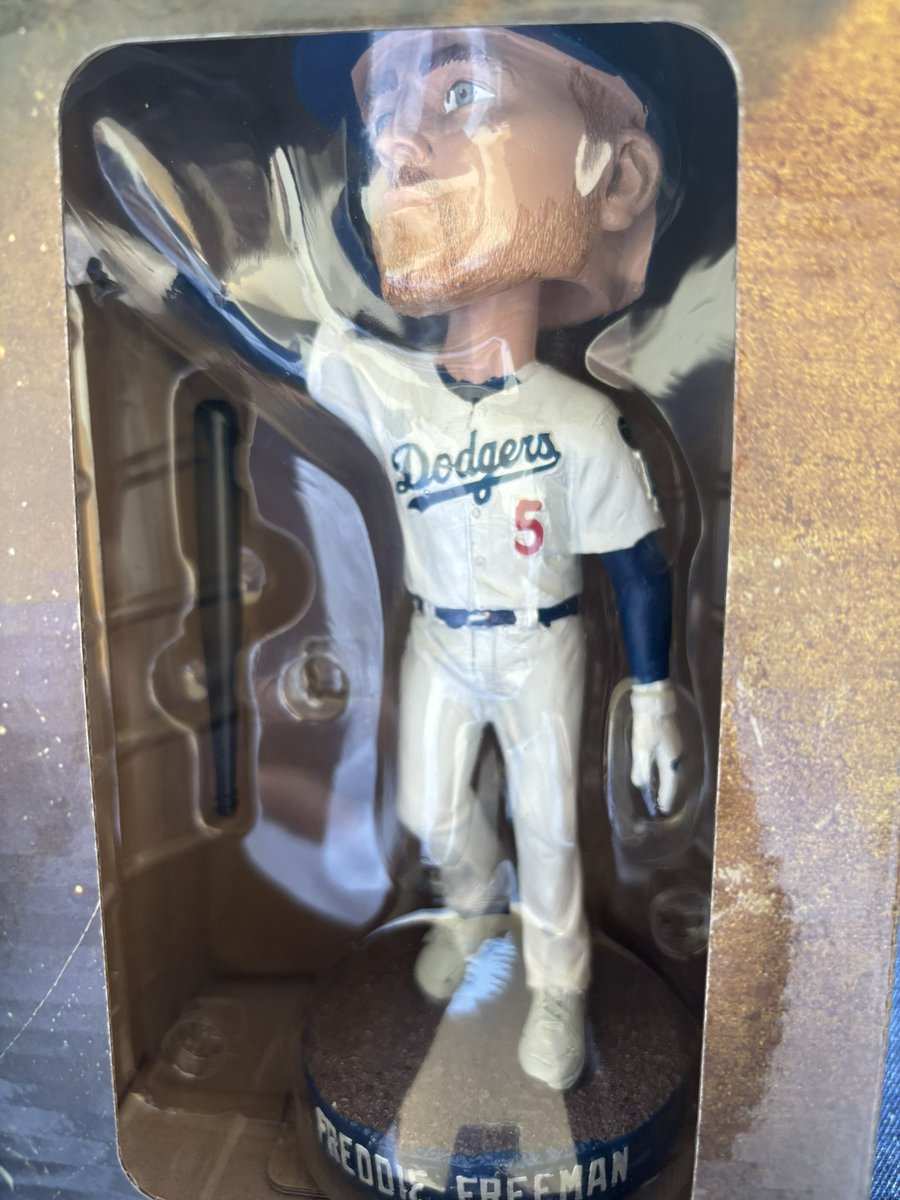 GuillermoCelis's tweet photo. Caos vial en las afueras de Dodger Stadium desde cinco horas antes del inicio del juego, largas filas de entrada que toman hasta dos horas a los aficionados, boletos agotados y con precios bastante elevados en reventa. Y aquí está el culpable…. la noche del Bobblehead de Freddie Freeman conectando el HR de la victoria en el 1er. juego de la Serie Mundial 2024 ante los Yankees.
¡No hay nada mejor!