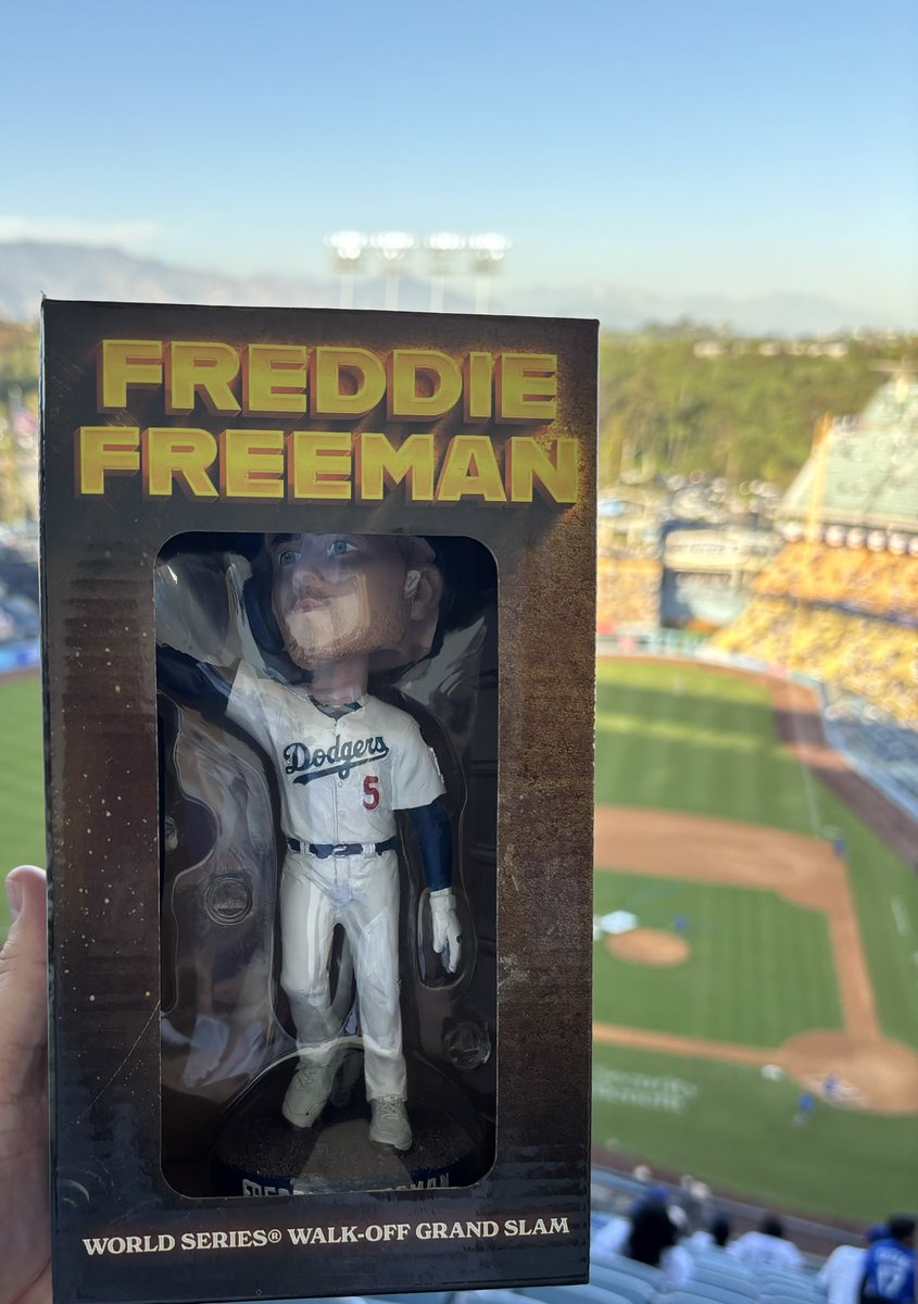 GuillermoCelis's tweet photo. Caos vial en las afueras de Dodger Stadium desde cinco horas antes del inicio del juego, largas filas de entrada que toman hasta dos horas a los aficionados, boletos agotados y con precios bastante elevados en reventa. Y aquí está el culpable…. la noche del Bobblehead de Freddie Freeman conectando el HR de la victoria en el 1er. juego de la Serie Mundial 2024 ante los Yankees.
¡No hay nada mejor!