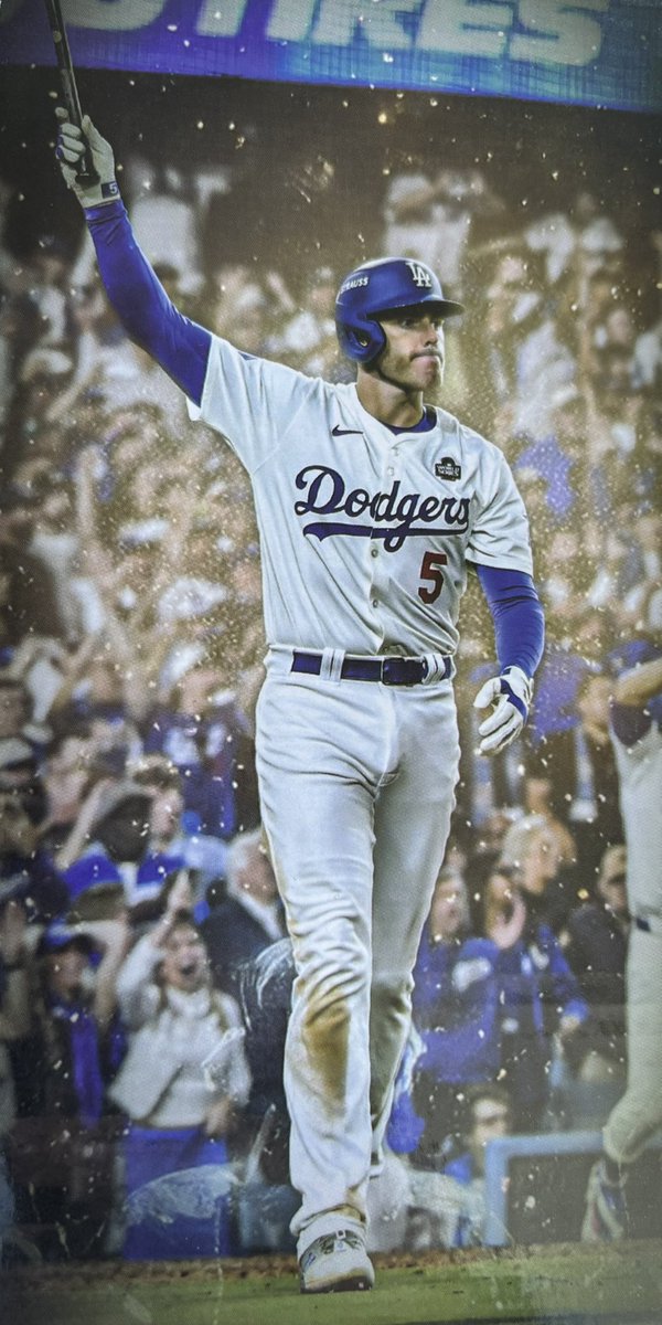 GuillermoCelis's tweet photo. Caos vial en las afueras de Dodger Stadium desde cinco horas antes del inicio del juego, largas filas de entrada que toman hasta dos horas a los aficionados, boletos agotados y con precios bastante elevados en reventa. Y aquí está el culpable…. la noche del Bobblehead de Freddie Freeman conectando el HR de la victoria en el 1er. juego de la Serie Mundial 2024 ante los Yankees.
¡No hay nada mejor!