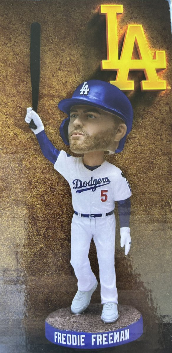 GuillermoCelis's tweet photo. Caos vial en las afueras de Dodger Stadium desde cinco horas antes del inicio del juego, largas filas de entrada que toman hasta dos horas a los aficionados, boletos agotados y con precios bastante elevados en reventa. Y aquí está el culpable…. la noche del Bobblehead de Freddie Freeman conectando el HR de la victoria en el 1er. juego de la Serie Mundial 2024 ante los Yankees.
¡No hay nada mejor!