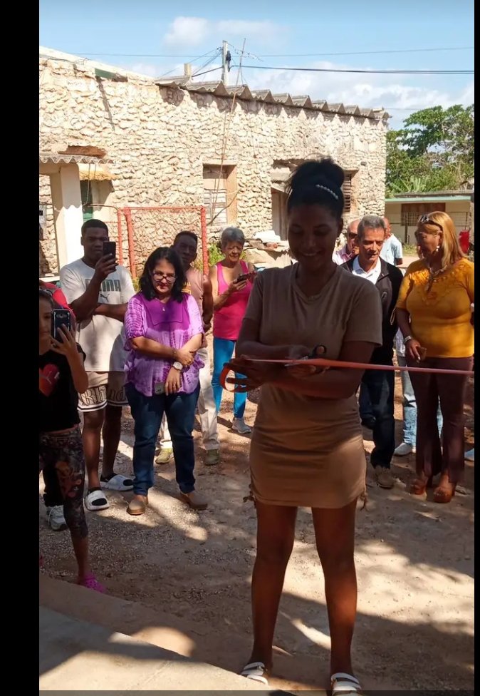 MarielAsam17618's tweet photo. En #Mariel,con la participación de  principales autoridades provinciales y municipales se realiza entrega de la vivienda a la joven Isaura Otero, del hogar de niños sin cuidado parental.
El amor,mueve montañas.
Cuba,una isla de corazones
#ArtemisaJuntosSomosMás 
@FredyMatos27021 https://t.co/LCaH7cJ5Ma