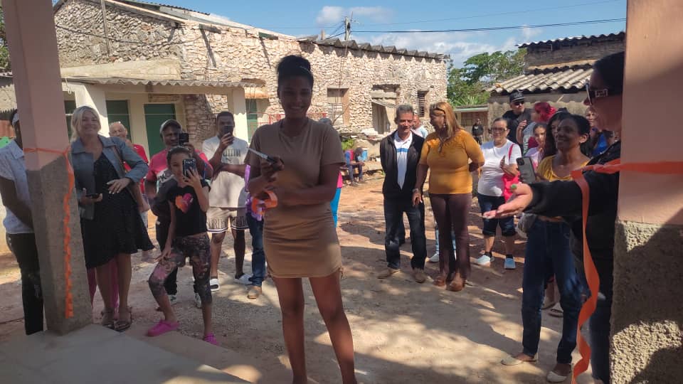 MarielAsam17618's tweet photo. En #Mariel,con la participación de  principales autoridades provinciales y municipales se realiza entrega de la vivienda a la joven Isaura Otero, del hogar de niños sin cuidado parental.
El amor,mueve montañas.
Cuba,una isla de corazones
#ArtemisaJuntosSomosMás 
@FredyMatos27021 https://t.co/LCaH7cJ5Ma