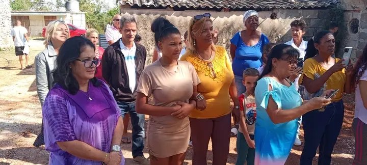 MarielAsam17618's tweet photo. En #Mariel,con la participación de  principales autoridades provinciales y municipales se realiza entrega de la vivienda a la joven Isaura Otero, del hogar de niños sin cuidado parental.
El amor,mueve montañas.
Cuba,una isla de corazones
#ArtemisaJuntosSomosMás 
@FredyMatos27021 https://t.co/LCaH7cJ5Ma