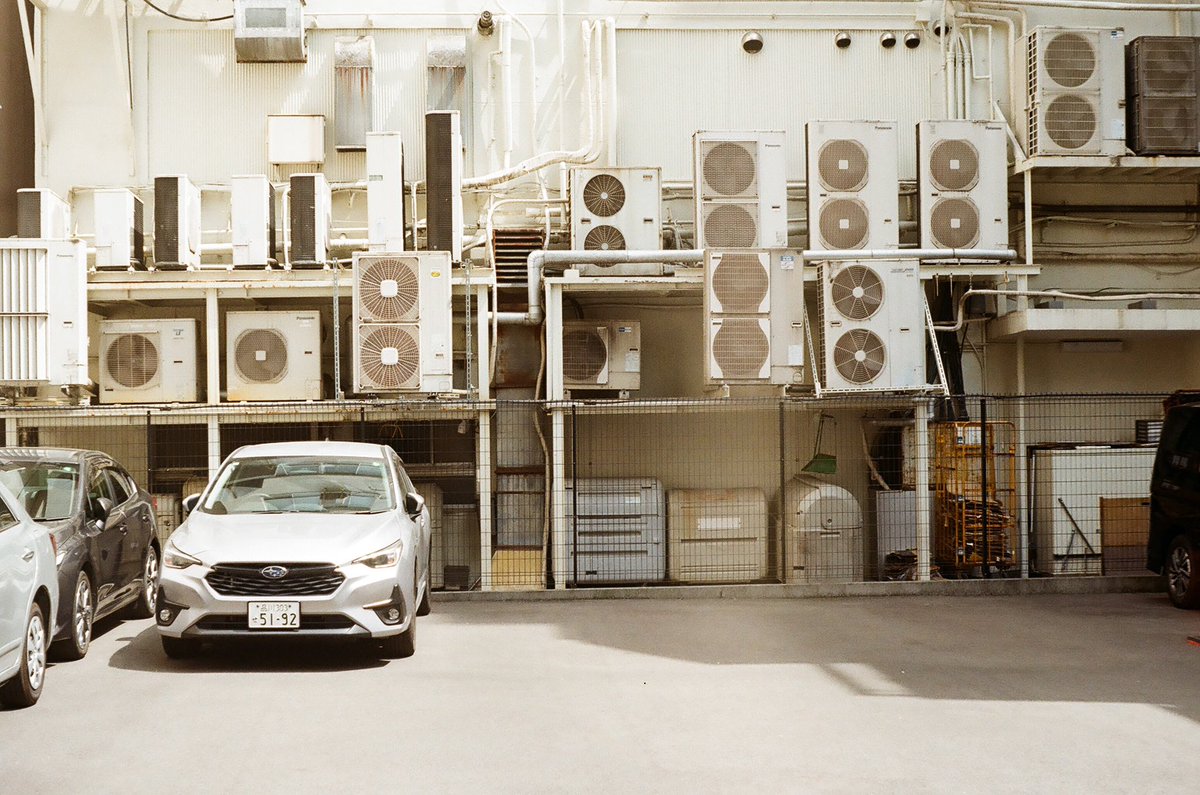 nisshincamera's tweet photo. 【今日の試写】3
📷LEICA IIIc 1949年製
👀Canon 50/2.8 (L39)
🎞️Kodak Pro Image 100
#leica
#canon
#kodak
#iiic
#proimage100
#film
#filmcamera
#試写
#作例
#写真 https://t.co/Andj0CVEio