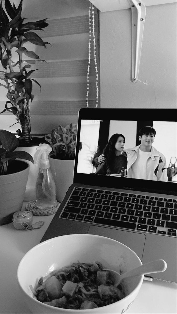 @𝘀𝘂𝗻𝗮𝗿𝗮 update on #hdcgram

um trauma cinematográfico, uma comida boa e um pijama confortável é tudo que mulheres gostosas querem uma sexta a noite