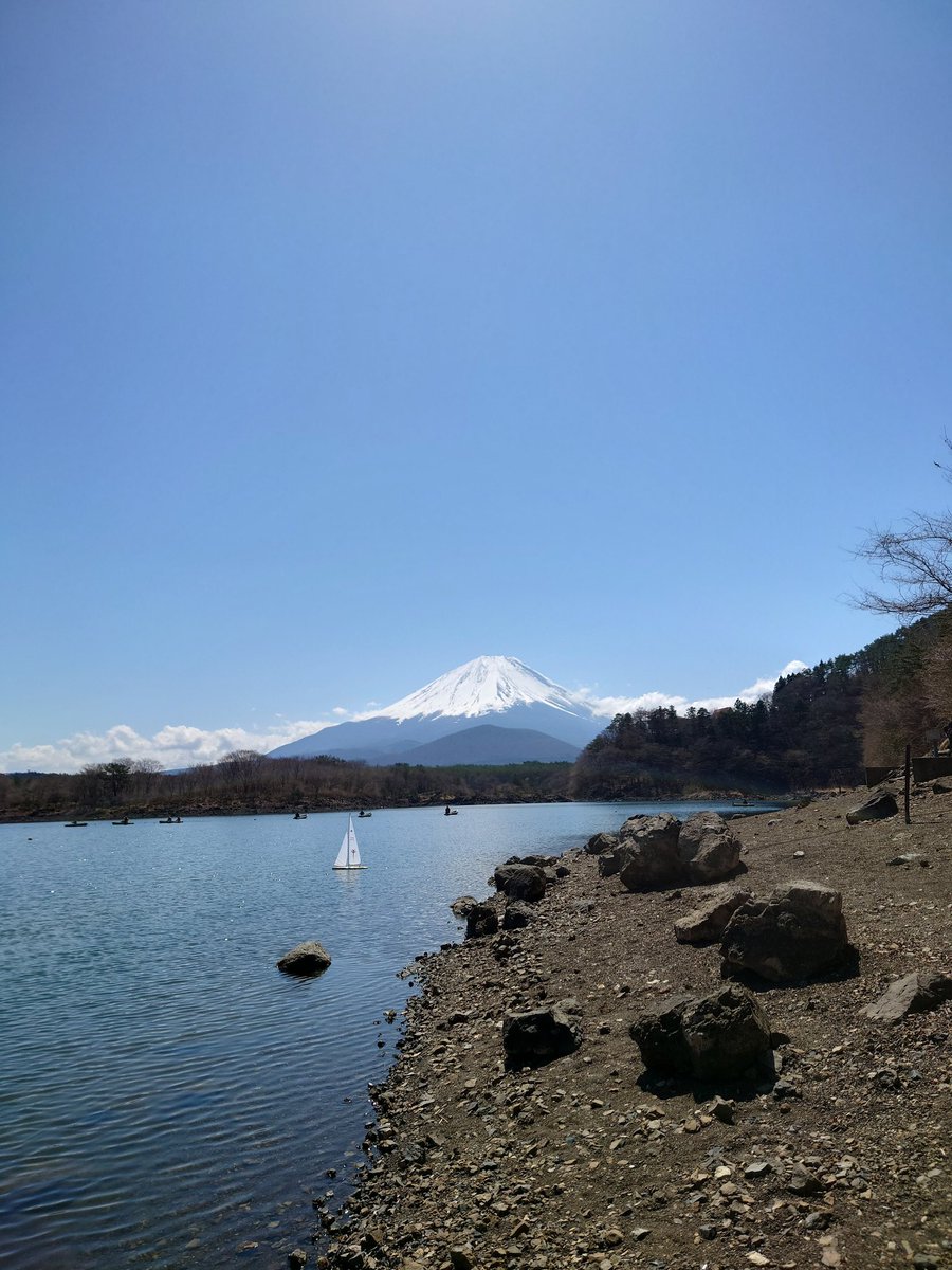 hiten09's tweet photo. 精進湖なう
近年稀に見るくらい
水面が後退しています
ちなみに今日はヨットとドローンだけー https://t.co/sMY307PhXO