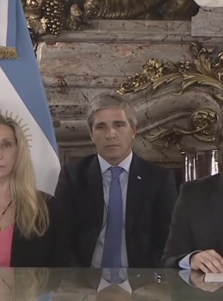 Esta la cara de un tipo que sabe que en cualquier momento vuela. 

Deuda y devaluación, lo único que sabe hacer el inútil de Caputo. 

#CadenaNacional