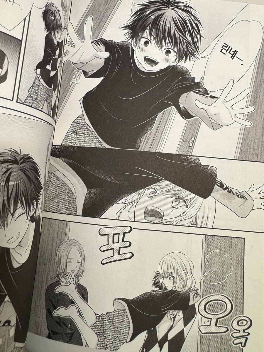 #きみがローファーをはいたら
韓国版(紙単行本)届きました🌸 
韓国版も日本語版と同じマット加工カバーだったよ✨️✨️

2枚目の手書き文字のところ頑張って下さった…🥹
ありがとうございます🙏