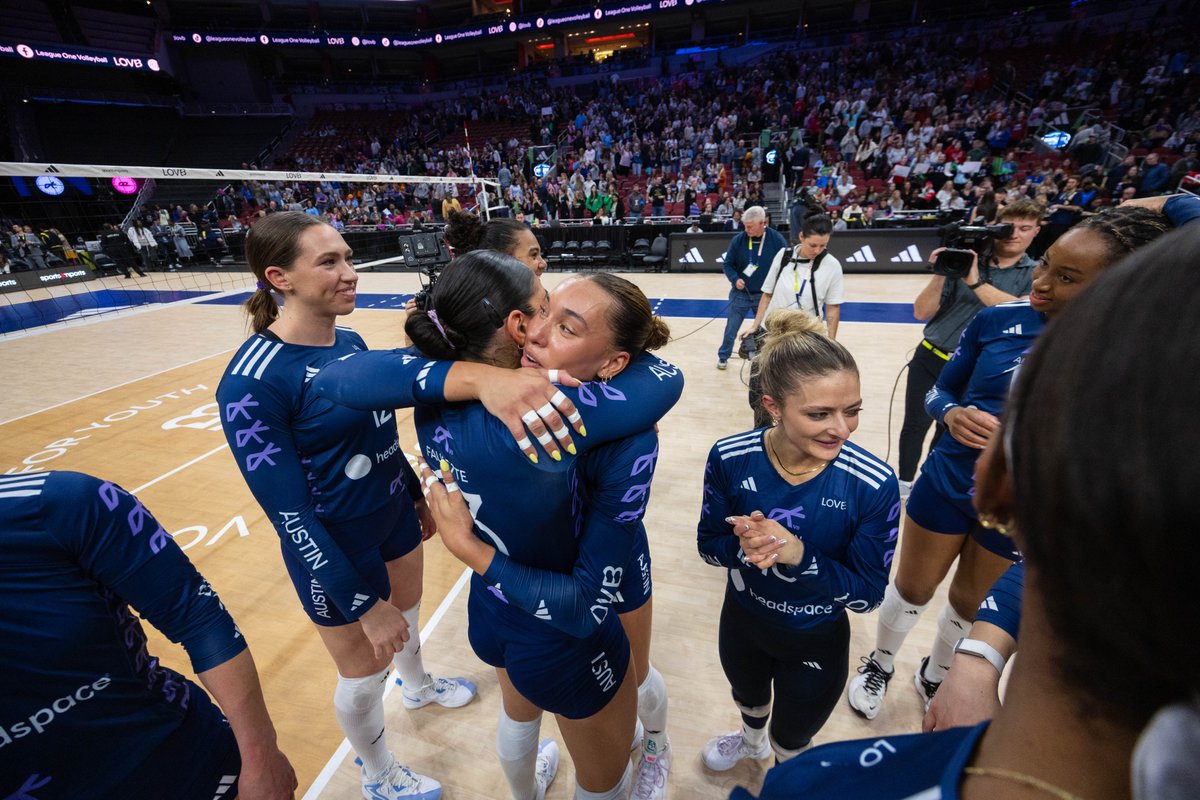 lovbatx's tweet photo. This team> #lovbfinals https://t.co/YU3nCpvt7N