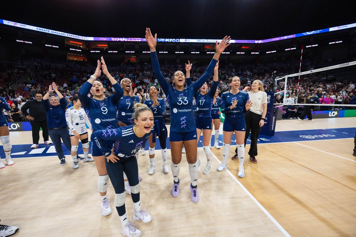 lovbatx's tweet photo. This team> #lovbfinals https://t.co/YU3nCpvt7N