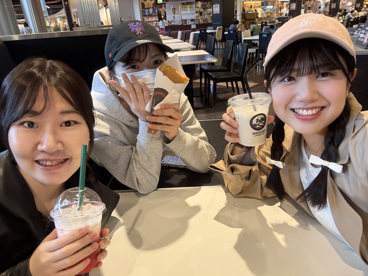 おはようございます！
今日は久しぶりに3人揃っての #スマイルビート です！
放送前に甘いものをチャージしてみんなやる気MAX！
私はバナナミルク、ゆいちゃんはいちごフラペチーノ、さっちゃんはクレープです😋
この後11時から！お楽しみに〜✌️