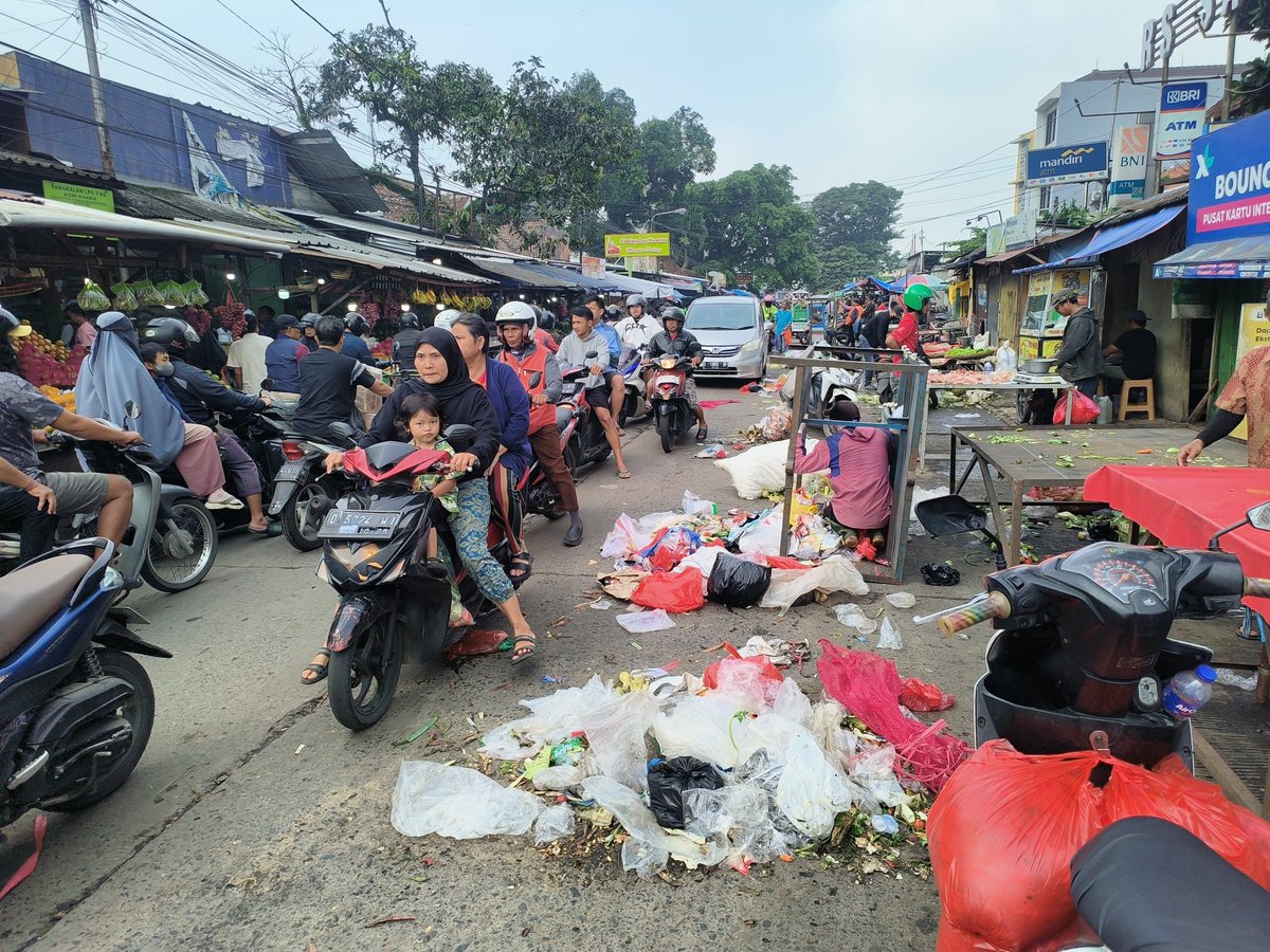 tompaiy's tweet photo. @PRFMnews kondisi jl Cikutra pagi ini ...rek nepi iraha atuh kieu wae https://t.co/6ftmmt1pvt