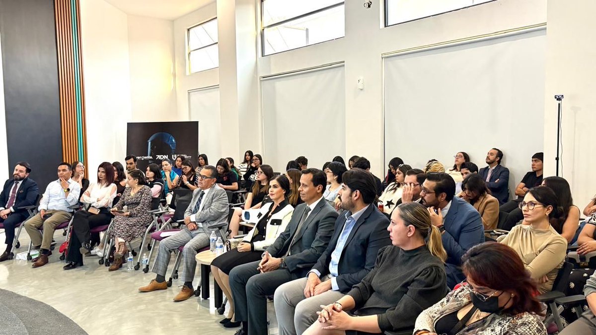 Teea_ags's tweet photo. EL día de ayer se realizó el lanzamiento del nuevo podcast del #TEEA “Voces de la Democracia”🎙️, acompañado de la conferencia “Libertad de expresión y elecciones” 💬 🗳️,impartida por el Consejero Electoral Francisco Rojas. https://t.co/x30Nbd6luk