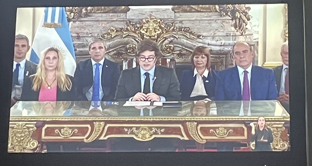 EstebanPaulon's tweet photo. En resumen: se nos caga de risa 

Dice que el dólar debería fluctuar entre $600 y $911 pero las bandas van de $1000 a $1400 y sólo podés comprar USD100 mensuales en efectivo (no hay billetes???) 

Mamita, que chantada todo. Esta vez será diferente 🫣 https://t.co/5hVy0uvH59