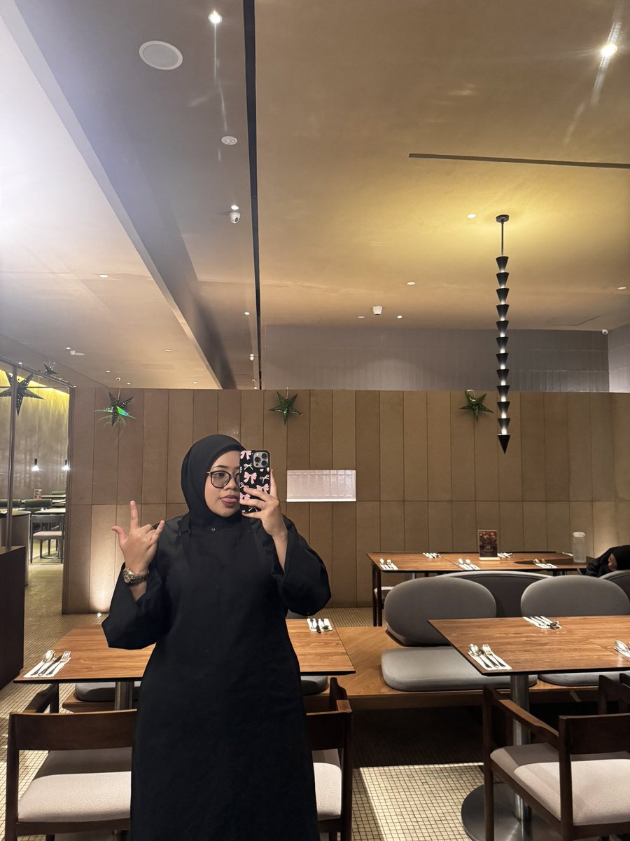 Zrineee's tweet photo. Walaupun sora dah lain, tekak lain macam, tetap kena work https://t.co/EcN2hwn8gF