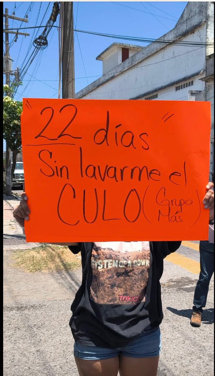 fotojarocha's tweet photo. "Llevo 22 días sin lavarme el cu#$o, gracias #GrupoMAS", se manifiestan por falta de agua en #Veracruz @VialidadXalapa
Foto: Carlos Navarrete - Reportero https://t.co/TWEwHSPFMW