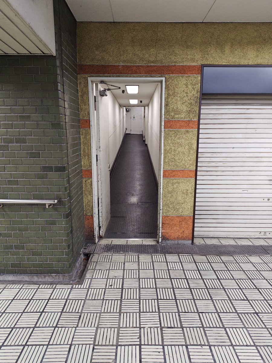 大阪メトロでお越しの方へ

中央線改札近くこの写真の場所、荷物が多いサークルさんは探してみてください。
何か素敵なものがあります