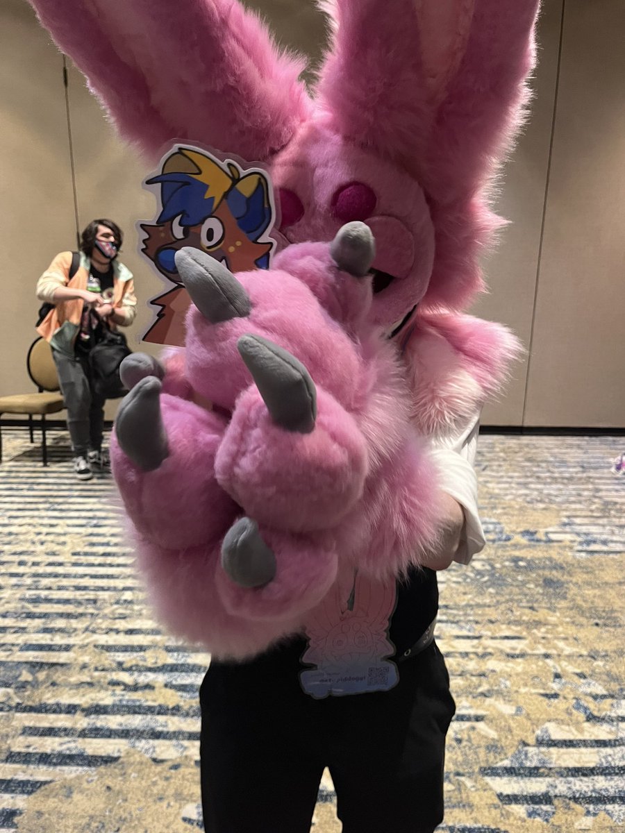 stupiddoggi's tweet photo. PLEASE. MY FIRSTBORN SON. HE NEEDS SUSTENANCE. 😟 #TFF25 #hyenason https://t.co/jPqUw66Ohp