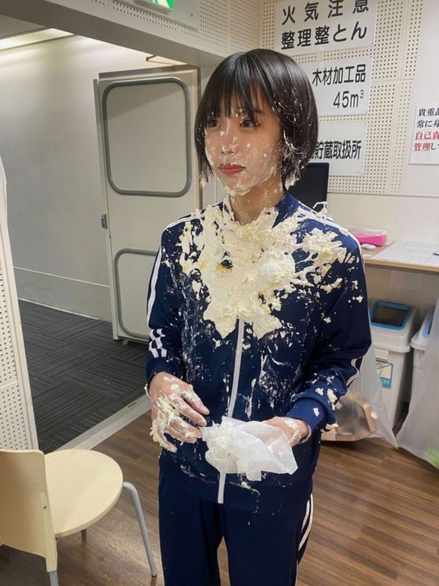 vilejinglebell's tweet image. #THEPEF27TEAM

“ตลกเหรอคะ”

บทลงโทษของการไม่ทันคนของไซคาวะจังผู้พยายามไปเฝ้าดูงานวันเกิดของเด็กๆในพื้นที่ก็คืออะไรแบบนี้นี่แหละ ไม่ว่าจะผ่านไปแค่ไหน ประสบการณ์และความทรงจำที่มีต่อเด็กๆของผู้หญิงคนนี้ก็ไม่ดีขึ้น แบะไม่ได้ช่วยอะไรเลยสักนิด

“ไอ้เวรเอ๊ย จับกินซะดีมั้ย”