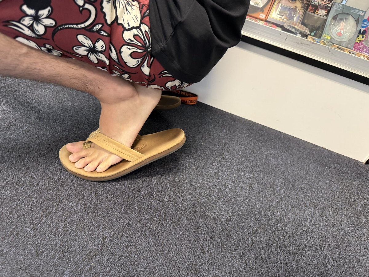 More candid shots of my feet in #rainbowsandals for you boys 🥵😉

#gayfeet #boyfeet #twinkfeet #footfetish #boytoes #jockfeet