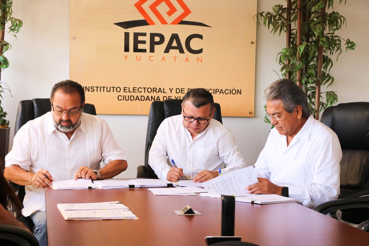 INEYucatan's tweet photo. Los presidentes del #ConsejoLocal del #INEYucatán, Luis Guillermo De @sandenis67 y del @IEPACYucatan @moybates signaron un convenio de colaboración como parte del 🗳️proceso para elegir integrantes del ⚖️ Poder Judicial local.
#VotaPoderJudicial2025mx https://t.co/b9m6n7exyO