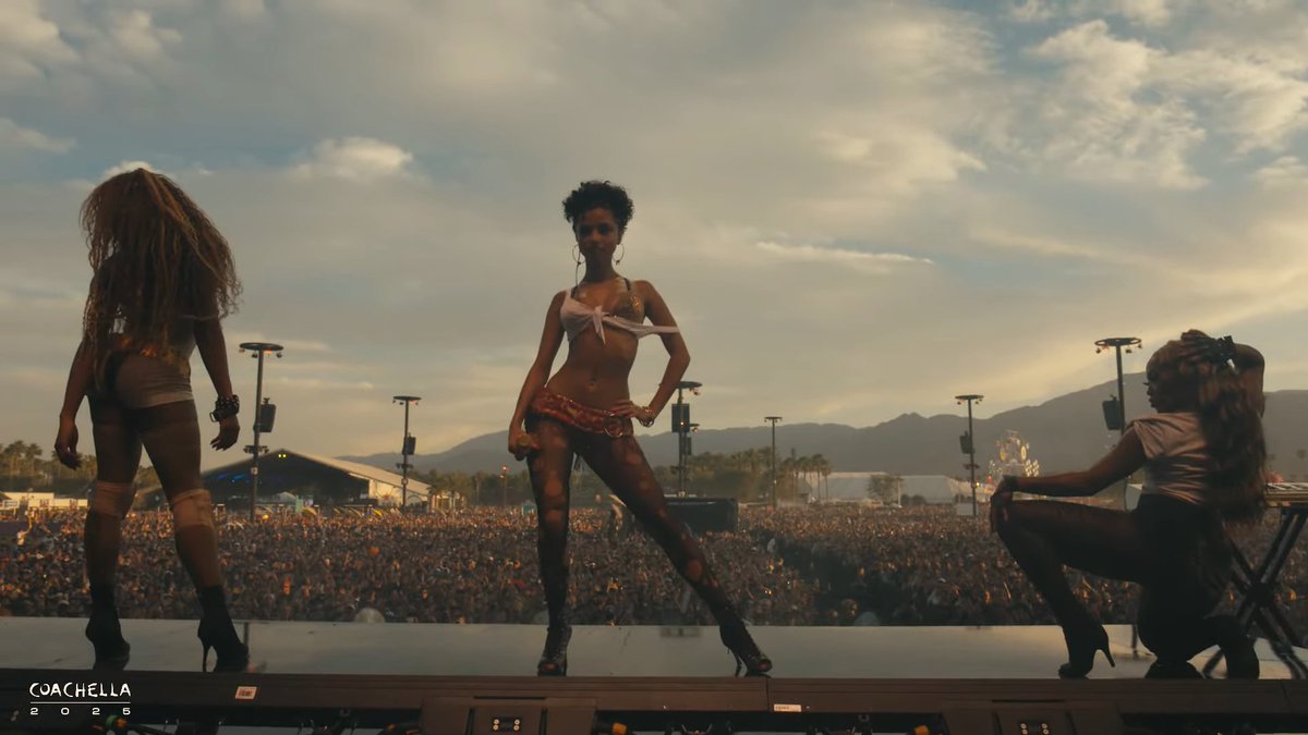 ImRealTask's tweet photo. TYLA ON THE OUTDOOR THEATRE NOW!! #Coachella2025 https://t.co/GbJQY0m5LU