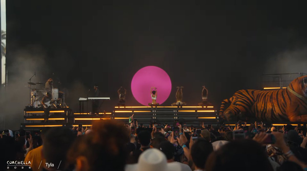 ImRealTask's tweet photo. TYLA ON THE OUTDOOR THEATRE NOW!! #Coachella2025 https://t.co/GbJQY0m5LU