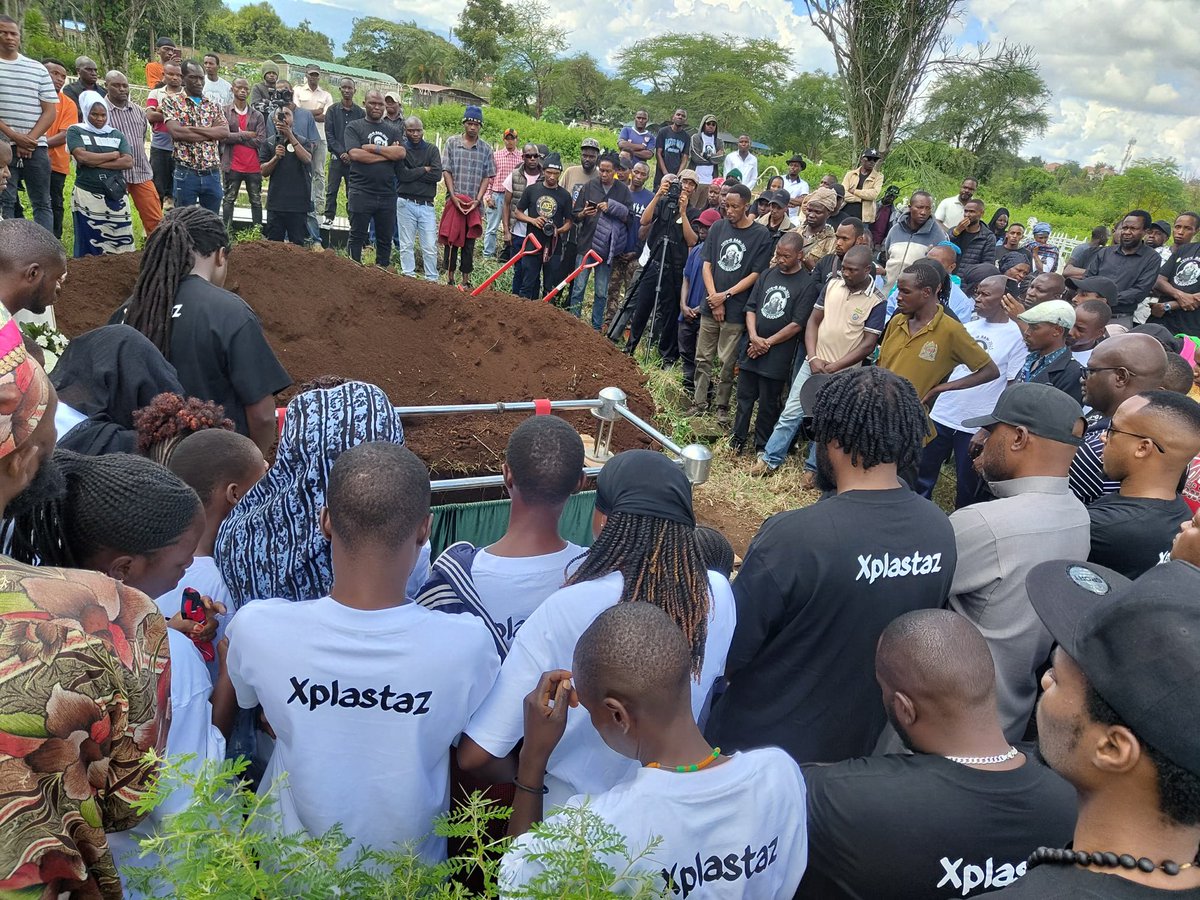 Wakazi's tweet photo. G amepumzishwa jana huko Njiro. His Memory na Legacy will live forever… 

Laying next to Faza Nelly, a brother who meant so much to him (from the conversations that I had with Gsan)… his partner in XPlastaz. 

Mungu aendelee kuifariji familia. Till we meet again bro 🕊️ https://t.co/Jvki9zTZ2A