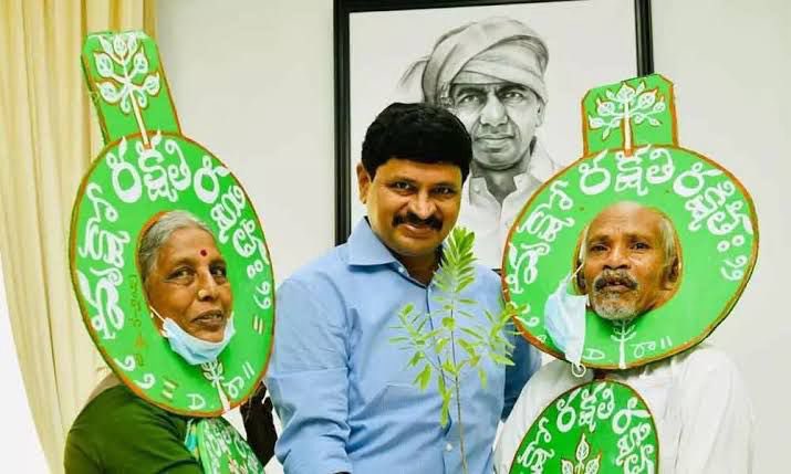 SantoshKumarBRS's tweet photo. Deeply saddened by the loss of Padmasree Vanajeevi Ramaiah garu, a true warrior of nature who dedicated his life to tree planting and environmental conservation. His inspiring legacy will live on for generations. Heartfelt condolences to his family. 🙏 

#EcoWarrior
#GreenIndiaChallenge