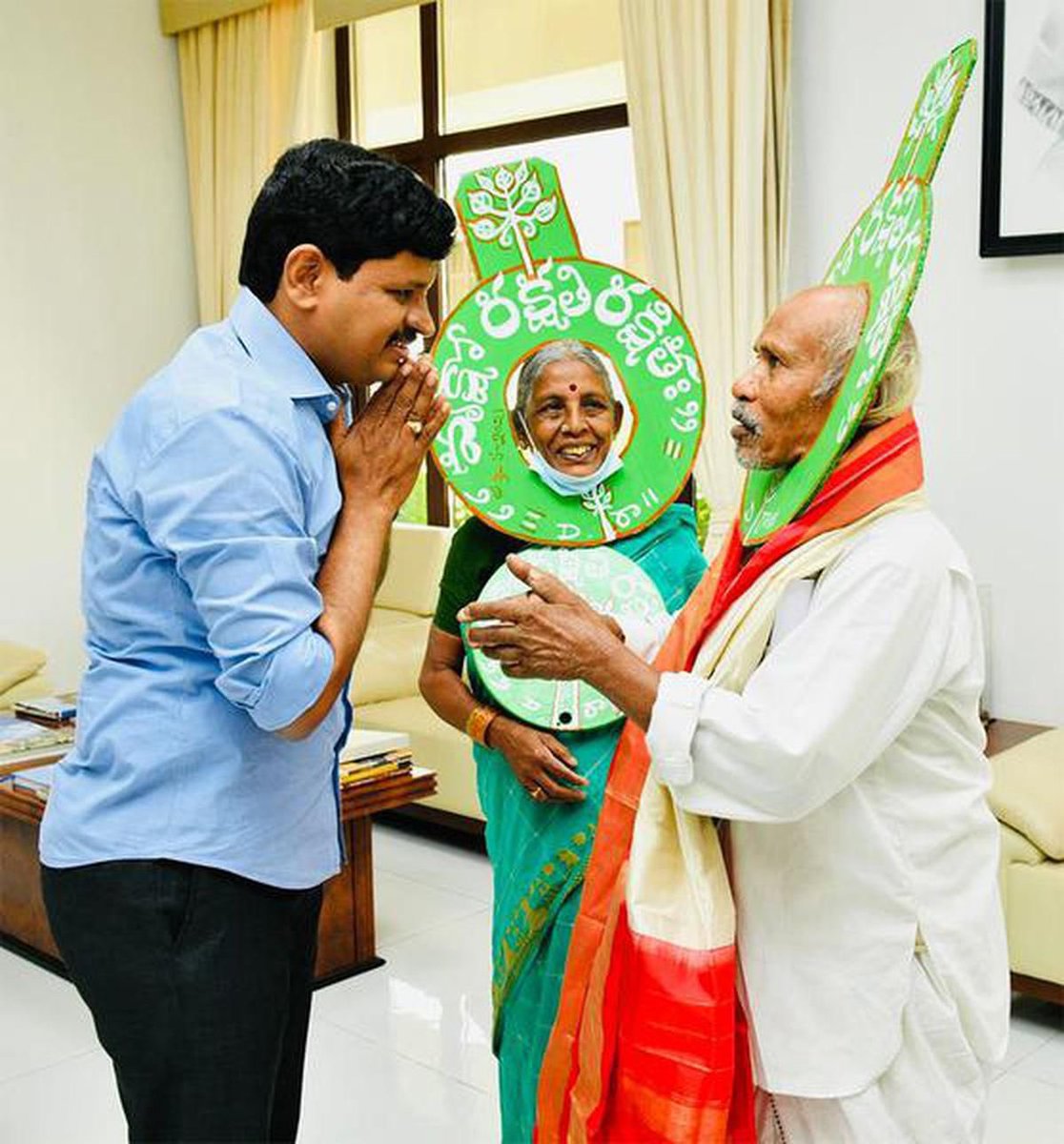 SantoshKumarBRS's tweet photo. Deeply saddened by the loss of Padmasree Vanajeevi Ramaiah garu, a true warrior of nature who dedicated his life to tree planting and environmental conservation. His inspiring legacy will live on for generations. Heartfelt condolences to his family. 🙏 

#EcoWarrior
#GreenIndiaChallenge