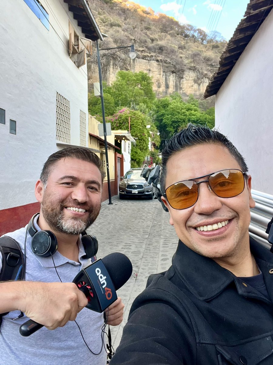 ohernandezb's tweet photo. ¡Hola!

Los esperamos el sábado por @adn40 

Estaremos en un banco de alimentos para hablar sobre la necesidad de cambiar nuestros hábitos.

Presentaremos el caso de una enfermera que entró a una casa a robar.

Habrá música y todos sobre vacaciones de SS. 

¡Los veo a las 9am! https://t.co/lwdflnJuwy