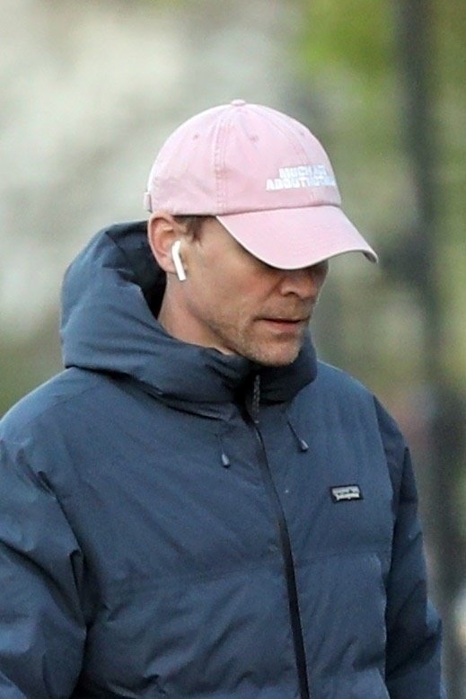 chile_tom's tweet photo. Fotitos de ayer de nuestro amado Tom paseando a su mascota Bobby por Londres
Cosita jura que con el gorro no lo van a reconocer jejeje.
Lindo mi hombre.

Crédito por las imágenes a quien corresponda 

#queremosatomhiddlestonenchile #tomhiddleston #tomhiddlestonchile https://t.co/f3UObOmtQY