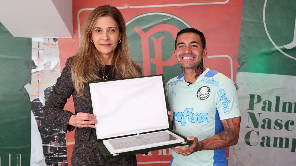 No início do ano, o Dudu publicou um story dizendo;

“Minha história foi gigante e sincera, diferente da sua, senhora Leila Pereira. Me esquece, VTNC”

A Leila abriu um processo contra ele, e a Defesa de Dudu diz que “VTNC” pode ter diversas interpretações como “Vim Trabalhar no