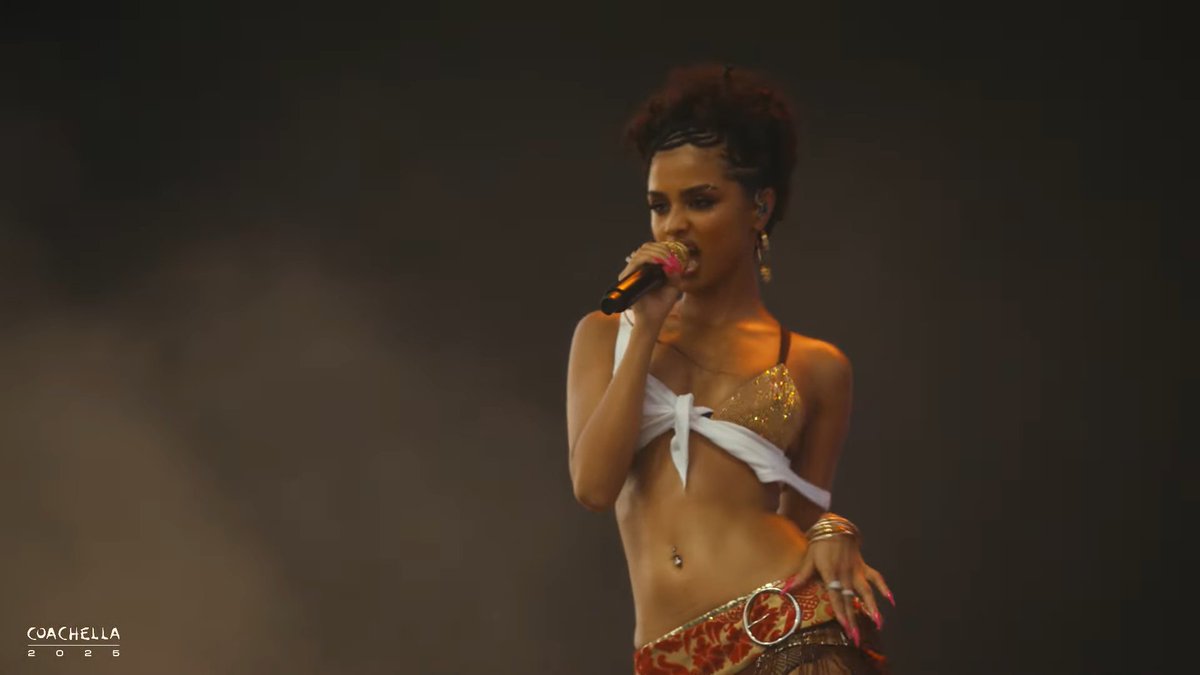 ImRealTask's tweet photo. TYLA ON THE OUTDOOR THEATRE NOW!! #Coachella2025 https://t.co/GbJQY0m5LU